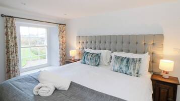 2 kamar tidur dan didekorasi berbeda-beda