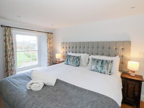 2 bedrooms, individually decorated, individually furnished, free WiFi - Secret Garden Cottage (Lampeter)