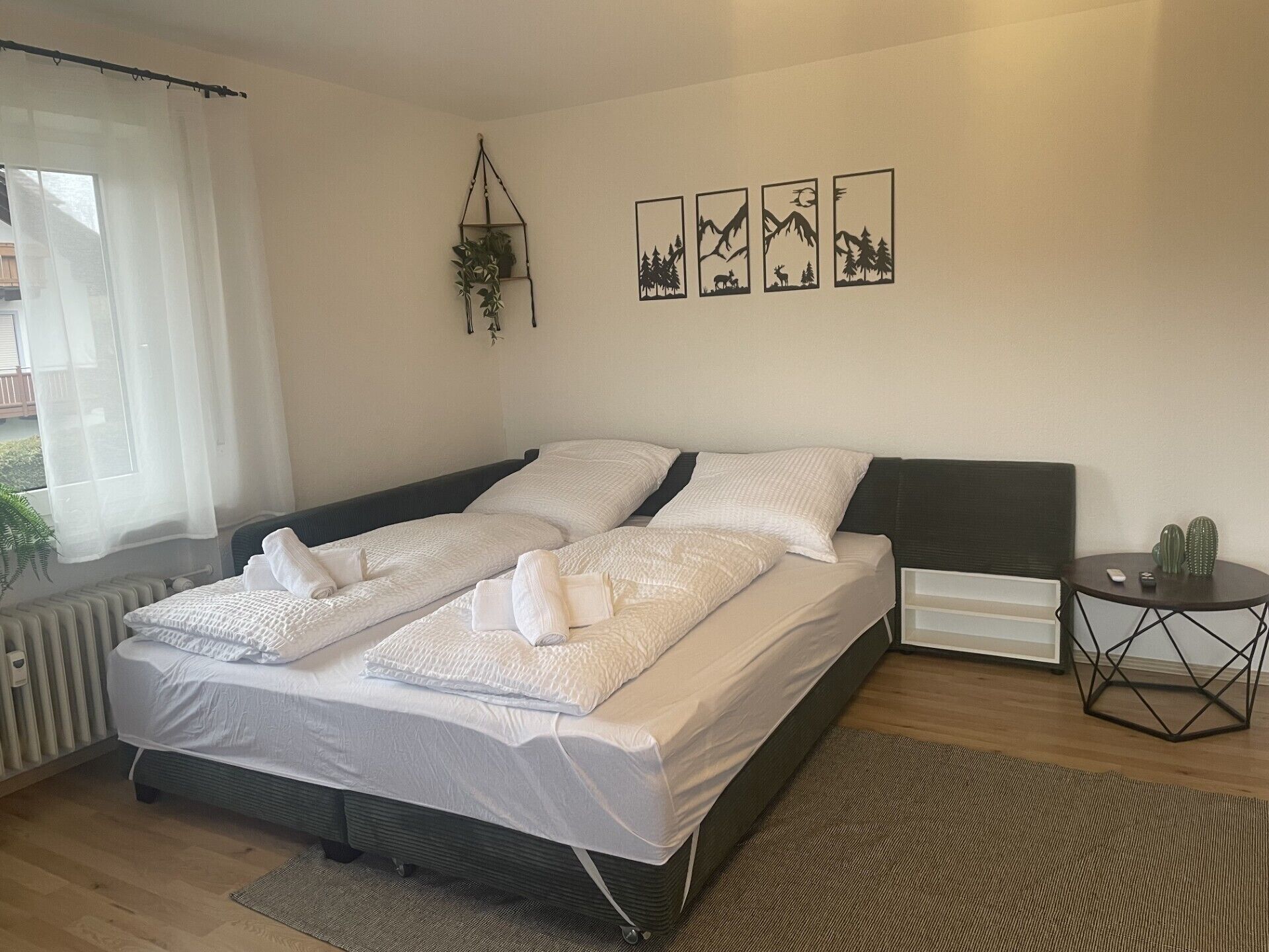 Skrivbord, resesäng, gratis wi-fi och sängkläder