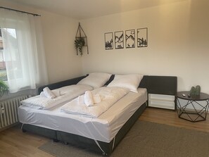 Een bureau, reisbedje, gratis wifi, beddengoed