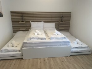Escrivaninha, berço de viagem, Wi-Fi de cortesia, roupa de cama