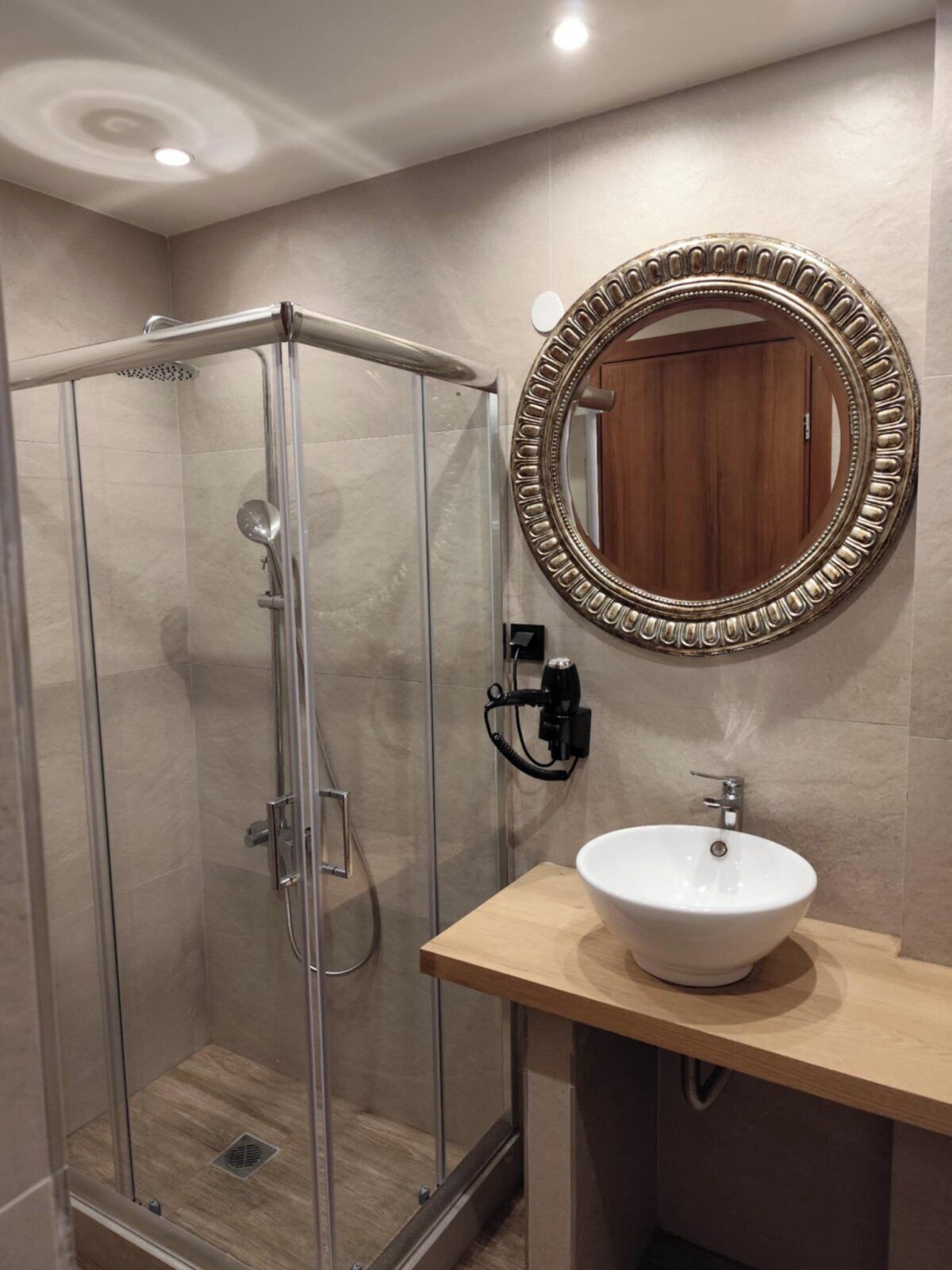 シャワー、タオル、石鹸、シャンプー