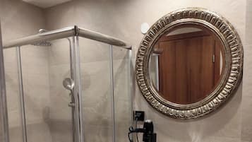 Douche, serviettes fournies, savon, shampoing