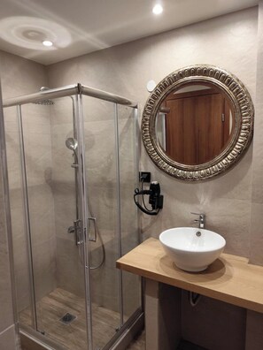 Regadera, toallas, jabón, shampoo 