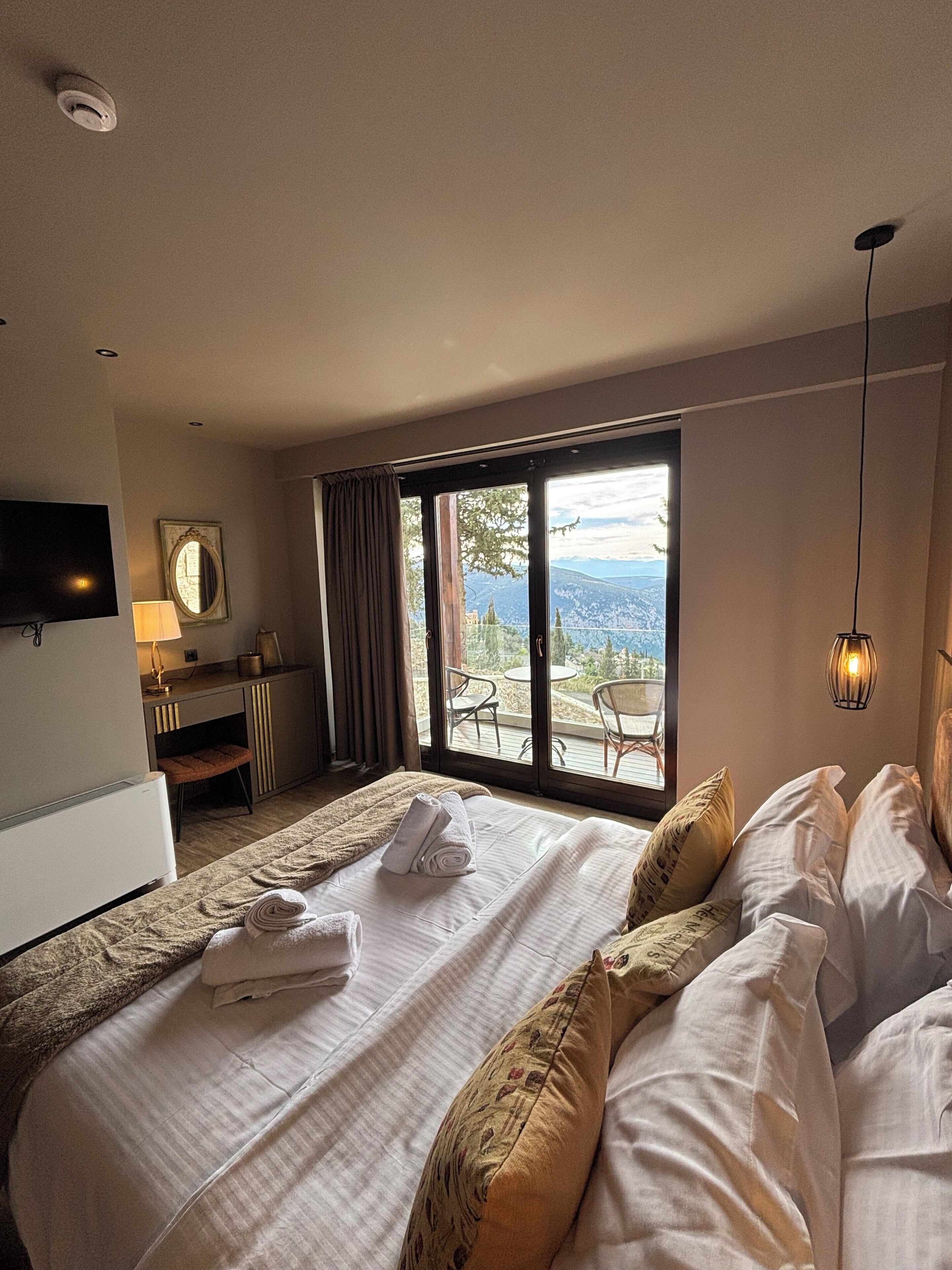 Suite superior, balcón | Caja fuerte, espacio para trabajar con un portátil, cortinas opacas