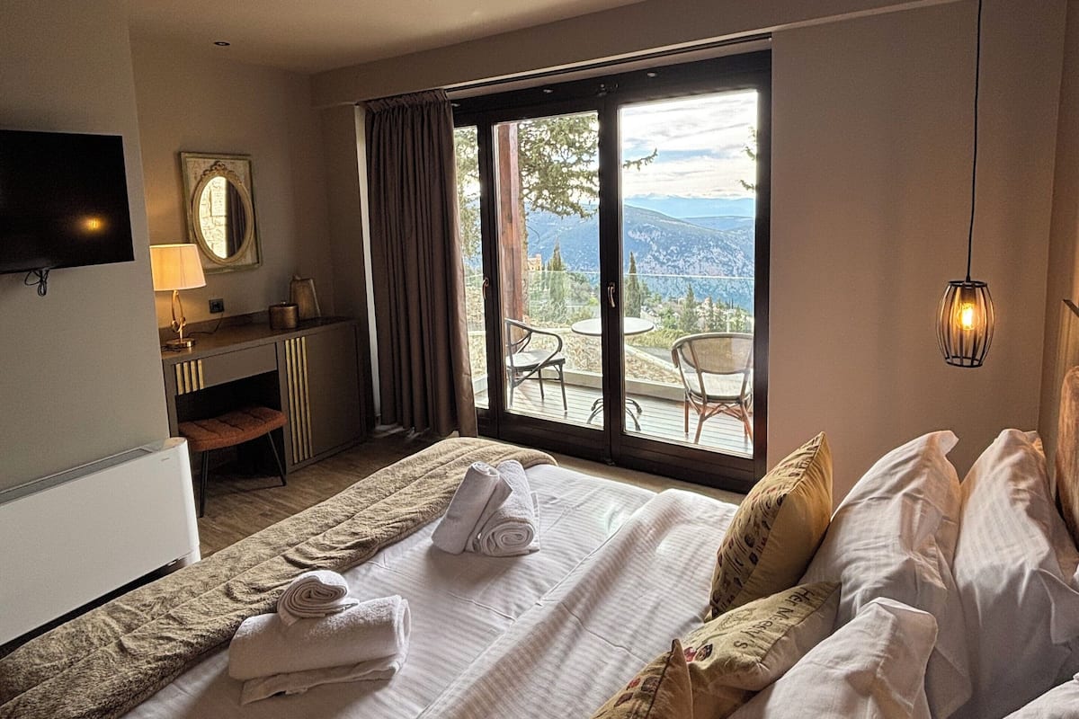 Caja de seguridad en la habitación y espacio para trabajar con laptop