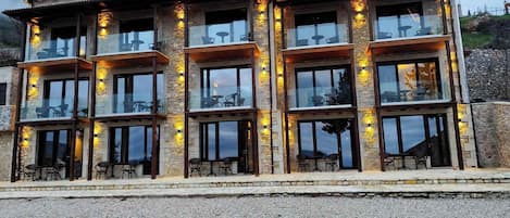 Vista frontal de la propiedad