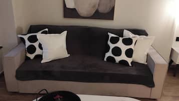 Caja de seguridad en la habitación y espacio para trabajar con laptop