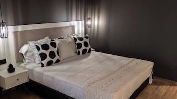 Caja de seguridad en la habitación y espacio para trabajar con laptop