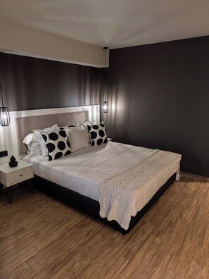 Caja de seguridad en la habitación y espacio para trabajar con laptop 