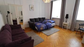 Escritorio y espacio para trabajar con laptop