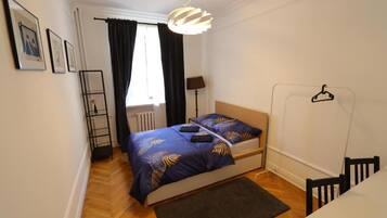 Klassieke kamer, 1 tweepersoonsbed | Een bureau, een laptopwerkplek, een strijkplank/strijkijzer, gratis wifi