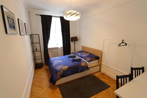 Klassieke kamer, 1 tweepersoonsbed | Een bureau, een laptopwerkplek, een strijkplank/strijkijzer, gratis wifi