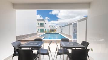 Basic Apartment | Outdoor dining