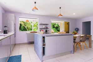 Fridge, microwave, oven, stovetop - Comfort, nature and serenity at Villa Alexane (Le Gosier)