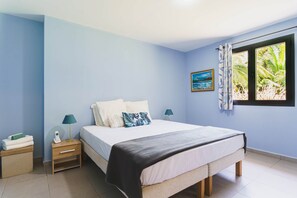 Tabla de planchar con plancha, wifi y ropa de cama 