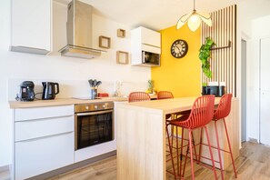 Réfrigérateur, four à micro-ondes, un four, surface de cuisson