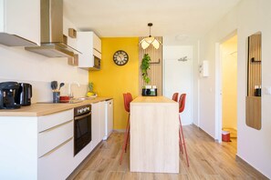 Fridge, microwave, oven, stovetop - Cosy studio with cistern, pool access and parking (Le Gosier)