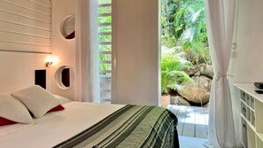 Tabla de planchar con plancha, wifi y ropa de cama 