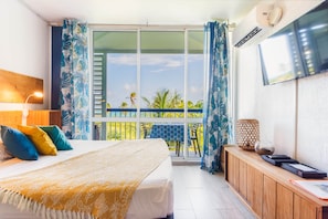 In-room safe, iron/ironing board, WiFi, bed sheets - Beautiful renovated studio with sea view, beach access and cistern (Le Gosier)