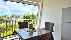 Outdoor dining - Comfortable studio with terrace, cistern and pool access (Le Gosier)