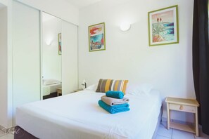 Iron/ironing board, WiFi, bed sheets - Spacious duplex near the beach with cistern (Le Gosier)