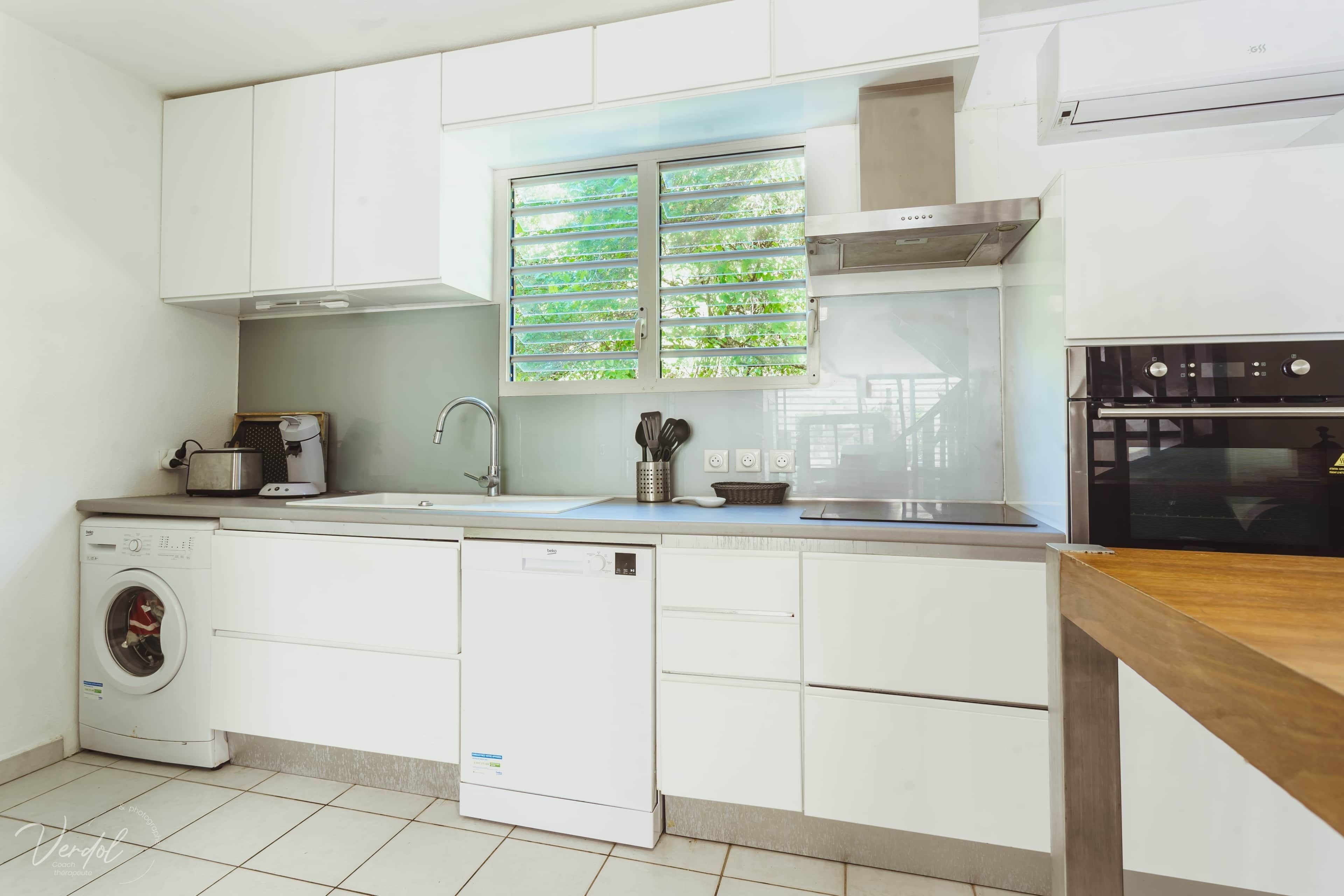 Frigorífico, microondas, horno y placa de cocina