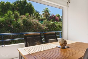 Outdoor dining - Spacious duplex near the beach with cistern (Le Gosier)