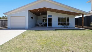 A single-story house with a covered patio, a garage, and a lawn. - Bluwren: 4  BR, 2.5  BA House in South west rocks, Sleeps 6 (South west rocks)
