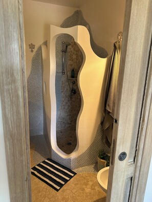 Een douche, een haardroger, een bidet, handdoeken
