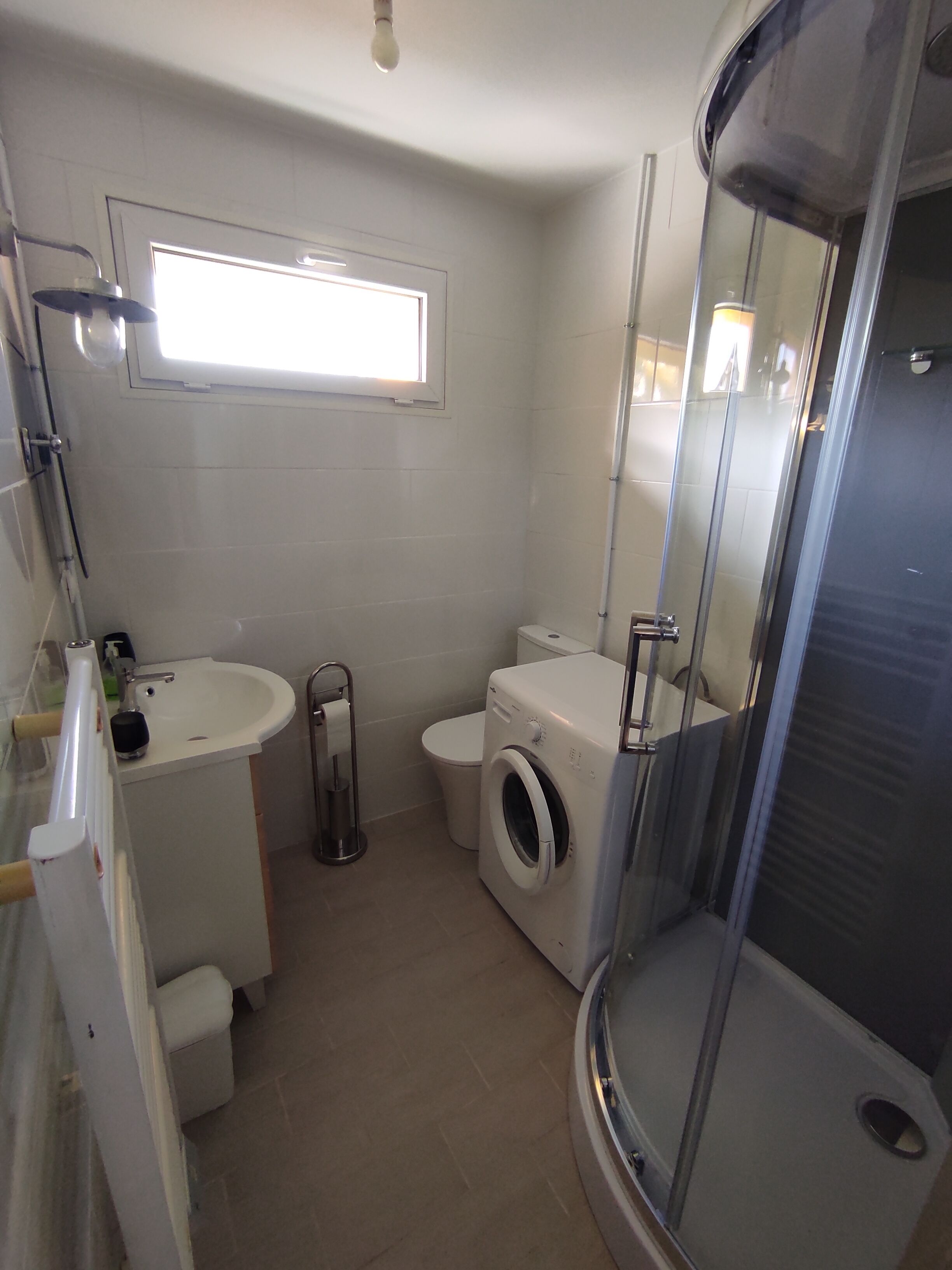 Bruser, hårtørrer, håndklæder, Toiletpapir