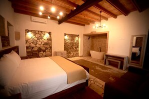 Habitación junior | Baño | Bañera, secador de pelo, toallas y jabón