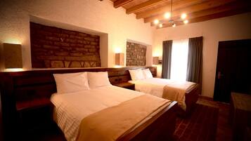 Deluxe tweepersoonskamer | Een bureau, een laptopwerkplek, verduisterende gordijnen