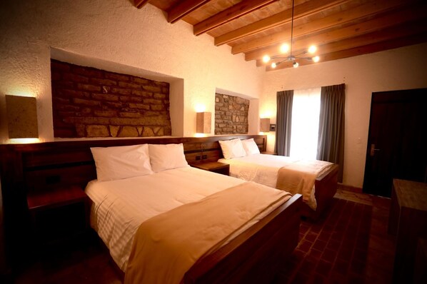 Escritorio, espacio para trabajar con laptop y cortinas blackout 