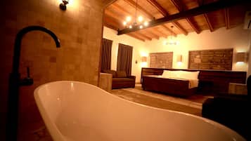 Habitación junior | Escritorio, espacio para trabajar con laptop y cortinas blackout