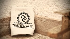 A towel with the logo and name of Villa de la Parra Resort. - Hotel Villa de la Parra (Parras de la Fuente)