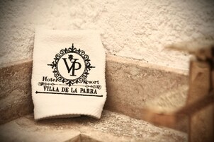 Bañera, secador de pelo, toallas, jabón