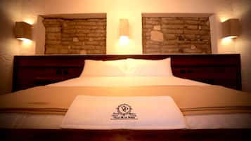 Habitación junior | Escritorio, espacio para trabajar con laptop y cortinas blackout