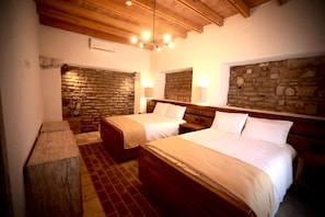 Deluxe dubbelrum | Skrivbord, arbetsyta för laptop och mörkläggningsgardiner