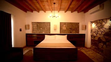 Junior kamer | Een bureau, een laptopwerkplek, verduisterende gordijnen