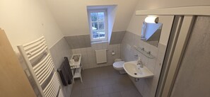 單人房, 花園景 | 浴室 | 風筒、提供毛巾、廁紙