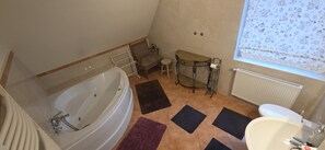 Deluxe Apartment, Valley View | Bathroom | Hair dryer, towels, toilet paper - Schloss Burgscheidungen – Gästehaus (Laucha an der Unstrut)