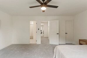 Room - New Construction 3-bedroom house in charming Tulsa. Enjoy your stay! (Tulsa)