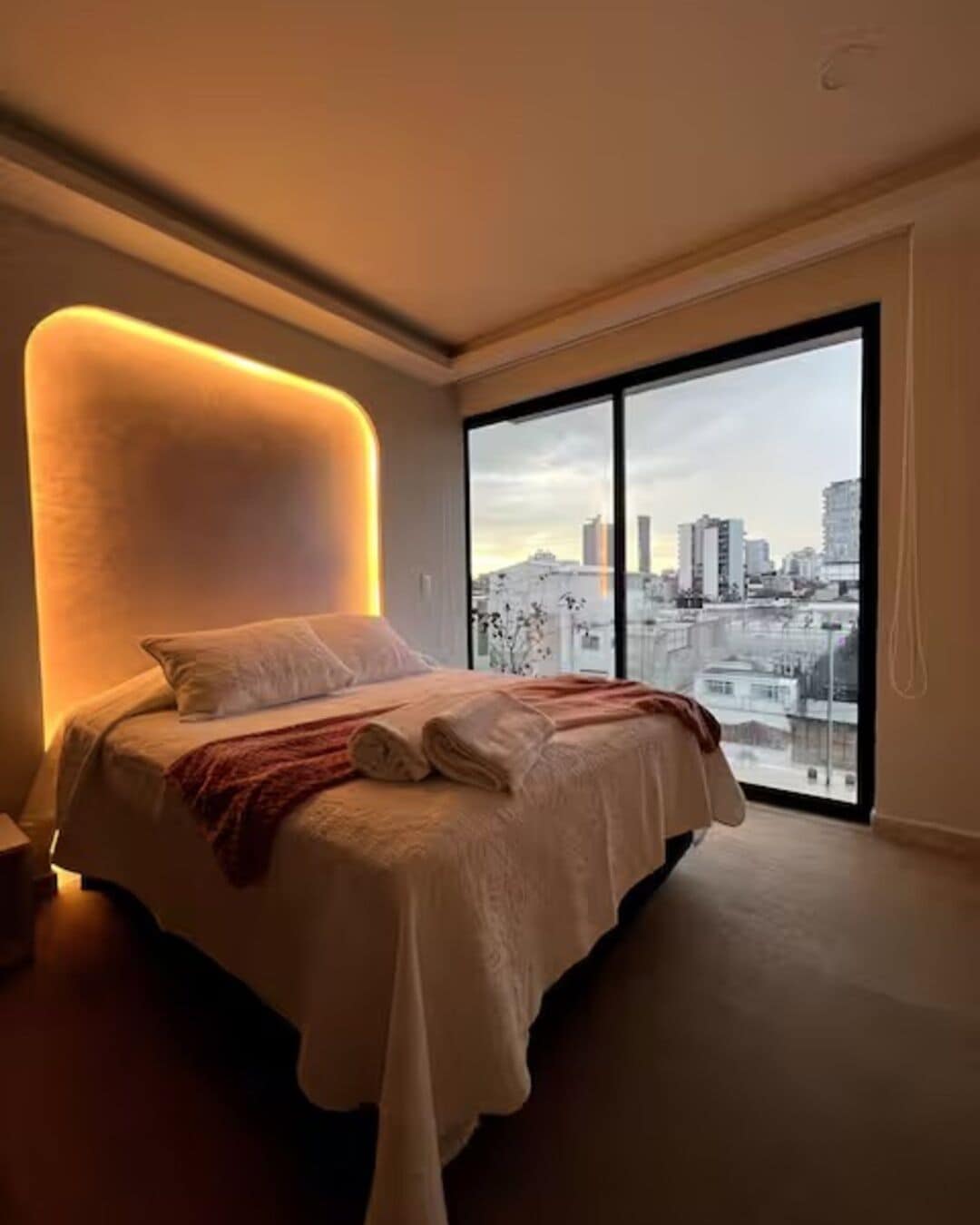 Tabla de planchar con plancha, wifi gratis y ropa de cama 