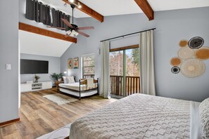 Escritorio, tabla de planchar con plancha, cuna de viaje y wifi gratis 