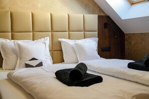 Escritorio, cortinas blackout y tabla de planchar con plancha 