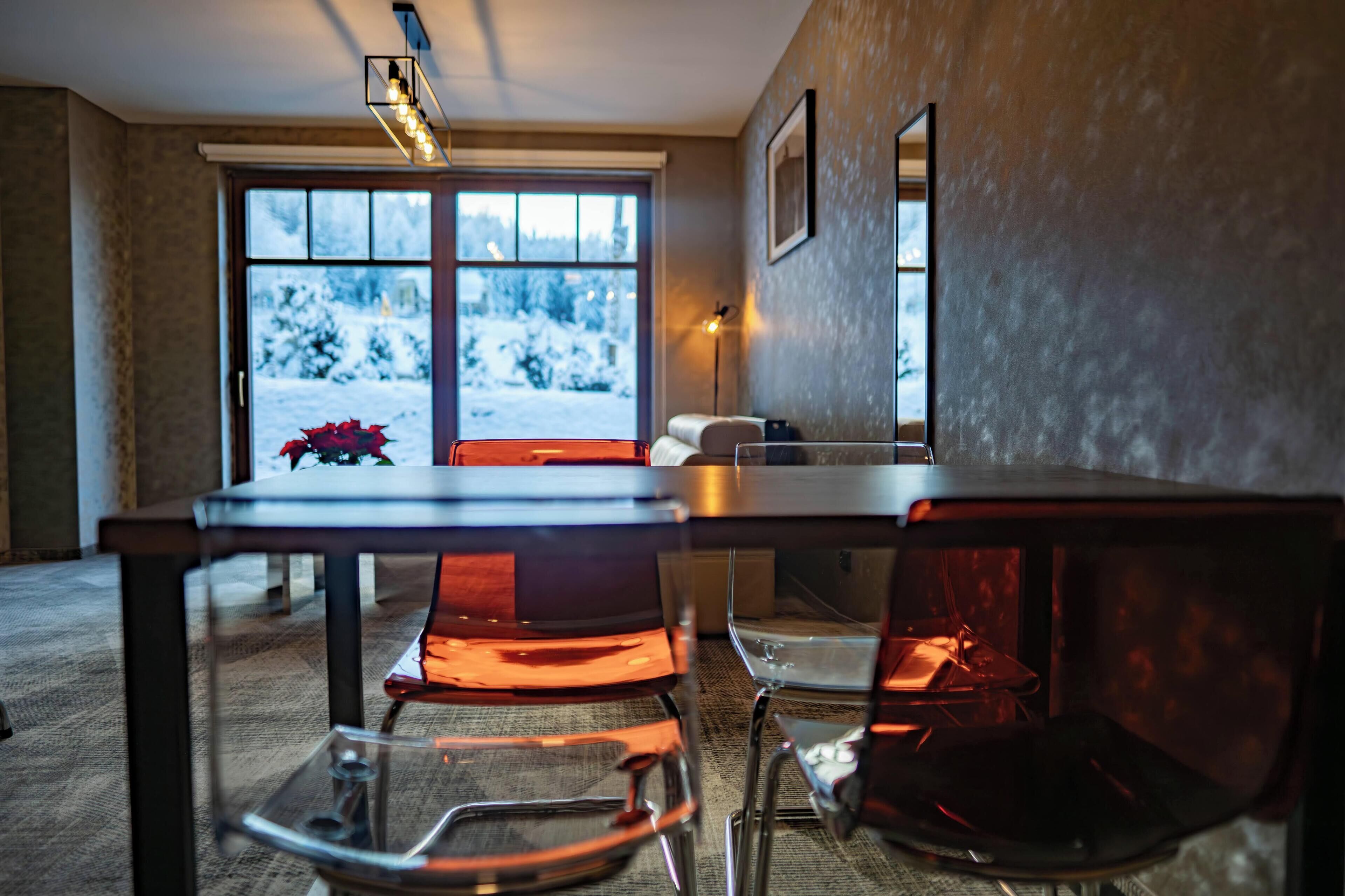 Suite estudio familiar | Escritorio, cortinas blackout y tabla de planchar con plancha 