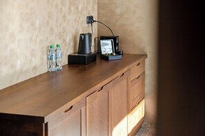 Escritorio, cortinas blackout y tabla de planchar con plancha 