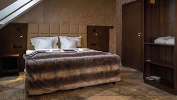 Habitación doble Deluxe | Escritorio, cortinas blackout y tabla de planchar con plancha