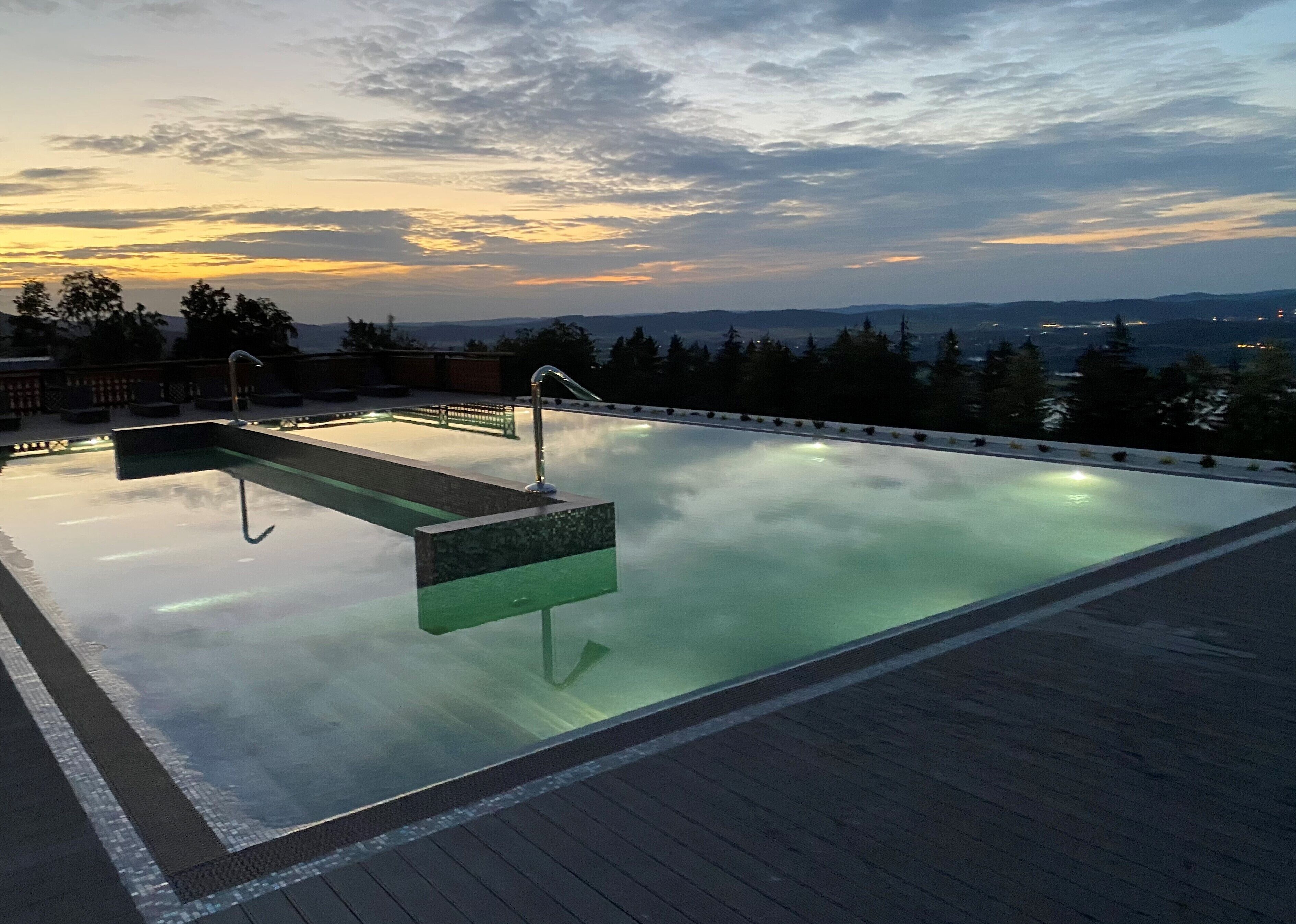 3 albercas techadas, alberca al aire libre por temporada y camastros